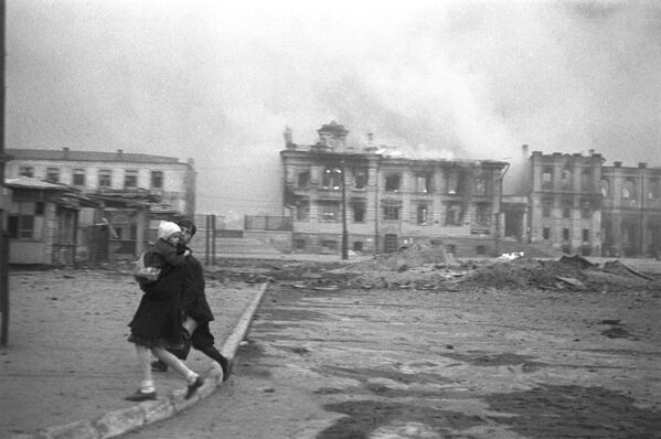 На Вокзальной площади Сталинграда во время налета немецкой авиации во время Великой Отечественной войны, 1942 год - Sputnik Южная Осетия