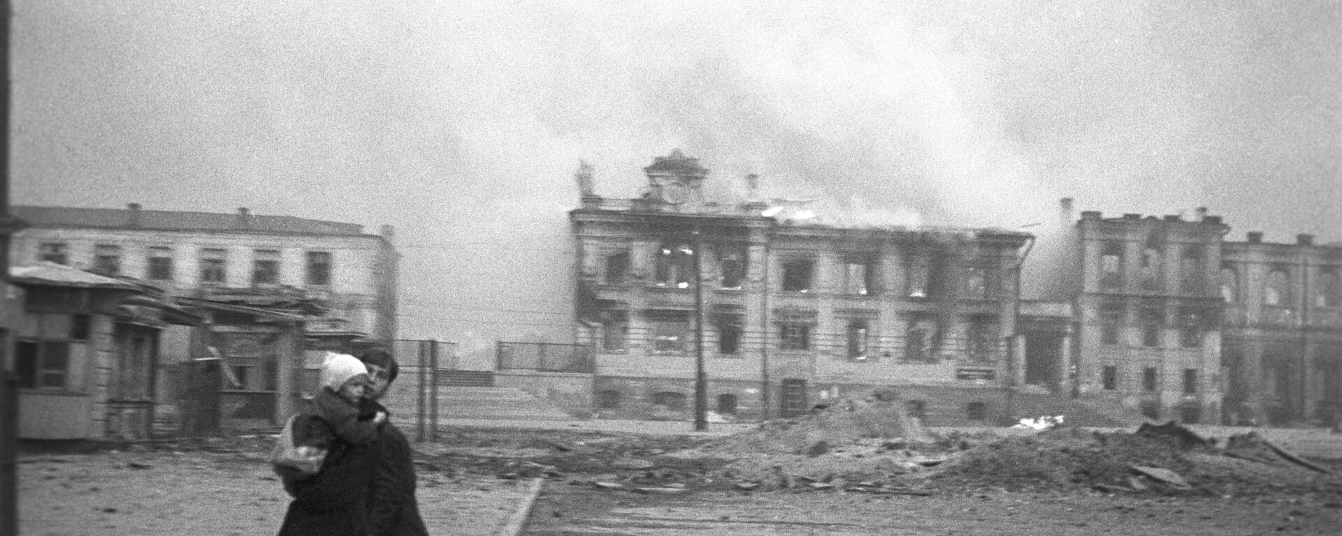 На Вокзальной площади Сталинграда во время налета немецкой авиации во время Великой Отечественной войны, 1942 год - Sputnik Южная Осетия, 1920, 02.02.2024