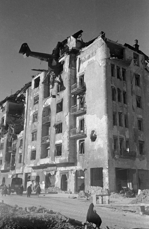 Планер DFS-230 фельдфебеля Георга Филиуса, врезавшийся в здание на улице Аттилы при попытке сесть на Кровавом лугу в Будапеште, 1945 год  - Sputnik Южная Осетия