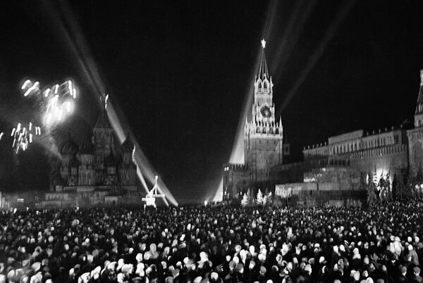 Салют на Красной площади в Москве по случаю Дня Победы 9 мая 1945 года - Sputnik Южная Осетия
