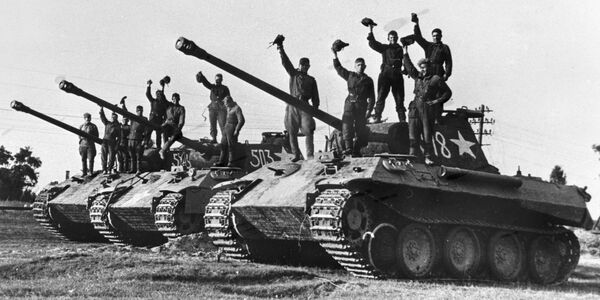 Бойцы танковой роты гвардии старшего лейтенанта Сотникова на трофейных немецких Пантерах в районе города Праги - Sputnik Южная Осетия