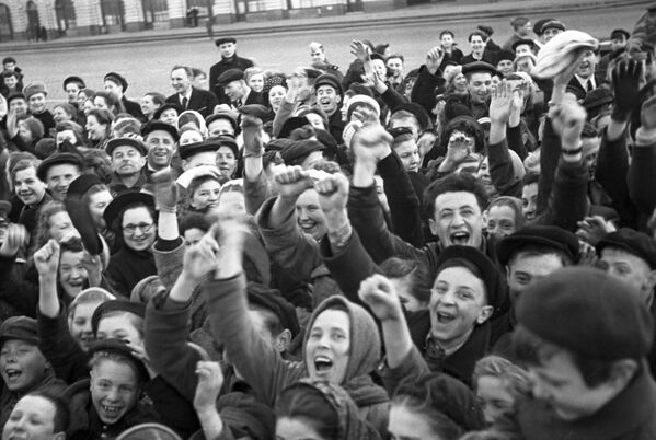 Москвичи на Красной площади утром в День Победы советского народа в Великой Отечественной войне 1941-1945 годов - Sputnik Южная Осетия