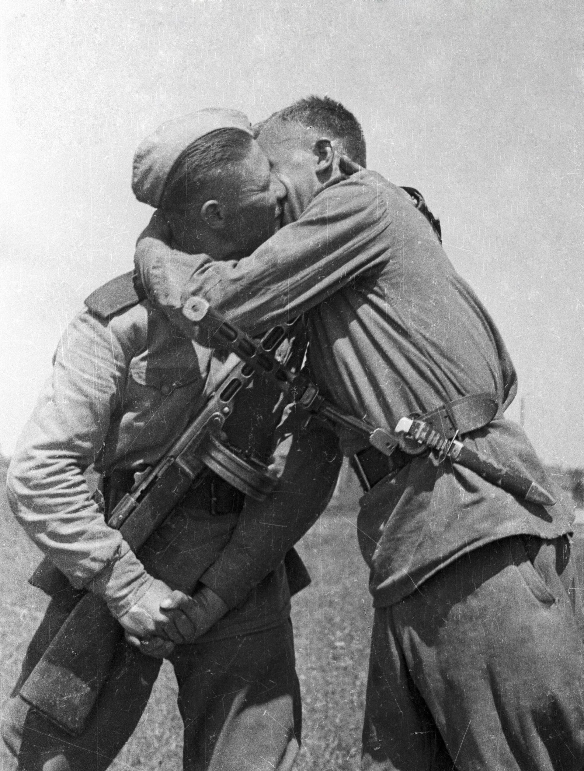 Бойцы 3-го Украинского фронта поздравляют друг друга с окончанием войны - Sputnik Южная Осетия, 1920, 02.09.2022