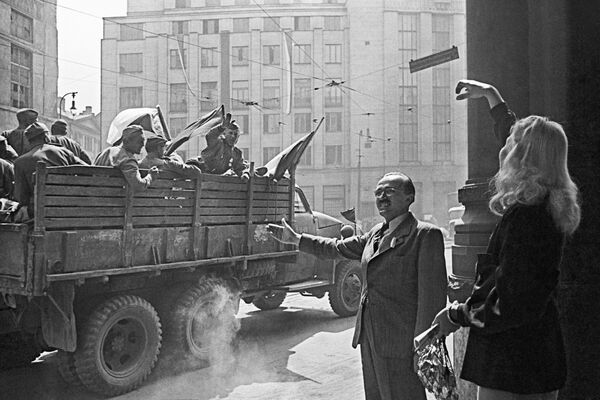Жители Праги приветствуют советских воинов - Sputnik Южная Осетия