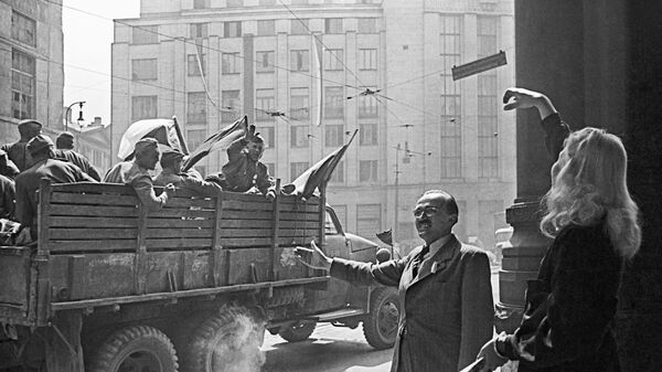 Жители Праги приветствуют советских воинов - Sputnik Южная Осетия