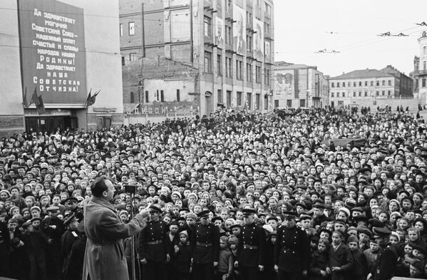 Российский артист, мастер художественного слова Эммануил Каминка во время выступления на улице Москвы 9 мая 1945 года - Sputnik Южная Осетия
