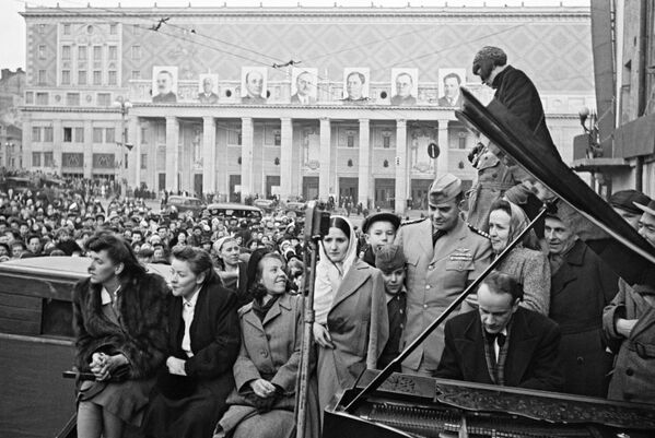 Пианист Московской филармонии Юрий Брюшков выступает на площади Маяковского в Москве 9 мая 1945 года - Sputnik Южная Осетия