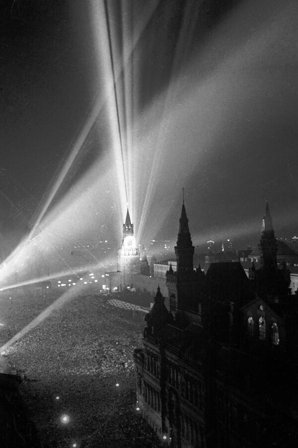 Салют на Красной площади в Москве по случаю Дня Победы 9 мая 1945 года - Sputnik Южная Осетия