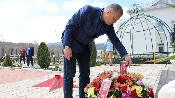 Президент Анатолий Бибилов принял участие в траурном митинге в память жертв землетрясения в Дзауском районе - Sputnik Южная Осетия