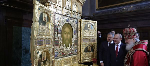 Президент РФ В. Путин и премьер-министр РФ Д. Медведев на пасхальном богослужении в храме Христа Спасителя - Sputnik Южная Осетия