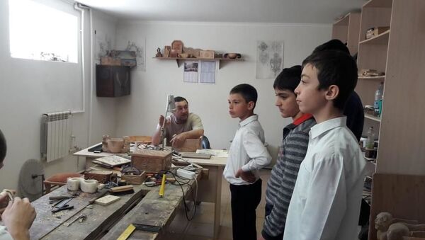 Дети из Цхнвальского интерната побывали на экскурсии в художественном училище - Sputnik Южная Осетия