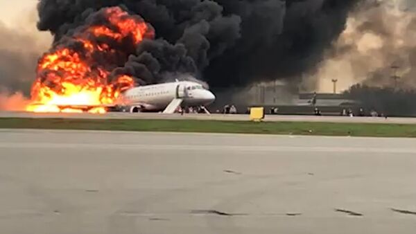 В Шереметьево загорелся пассажирский самолет. Съемка очевидца - Sputnik Южная Осетия