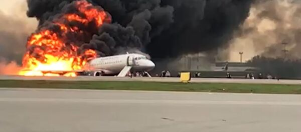 В Шереметьево загорелся пассажирский самолет. Съемка очевидца В Шереметьево загорелся пассажирский самолет. Съемка очевидца - Sputnik Южная Осетия