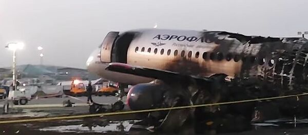 Обгоревший фюзеляж самолета компании Аэрофлот Sukhoi Superjet-100 на летном поле в аэропорту Шереметьево Обгоревший фюзеляж самолета компании Аэрофлот Sukhoi Superjet-100 на летном поле в аэропорту Шереметьево - Sputnik Южная Осетия