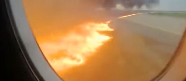 Пассажиры сняли на видео начало пожара на борту Sukhoi Superjet 100 Пассажиры сняли на видео начало пожара на борту Sukhoi Superjet 100 - Sputnik Южная Осетия