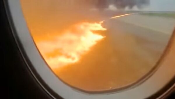Пассажиры сняли на видео начало пожара на борту Sukhoi Superjet 100 - Sputnik Южная Осетия