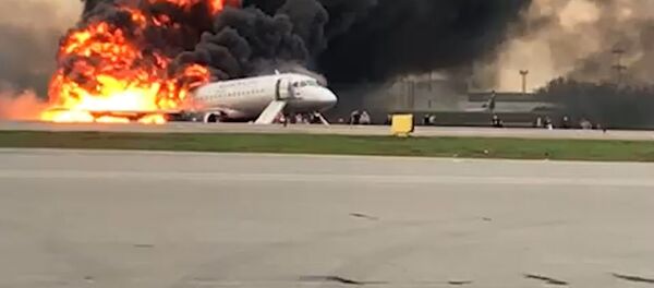 В Шереметьево загорелся пассажирский самолет. Съемка очевидца В Шереметьево загорелся пассажирский самолет. Съемка очевидца - Sputnik Южная Осетия