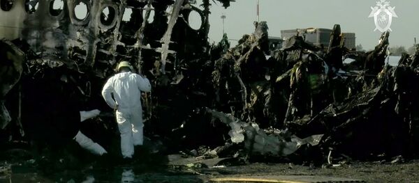 Разбор фрагментов обгоревшего фюзеляжа самолета компании Аэрофлот Sukhoi Superjet-100 на летном поле в аэропорту Шереметьево Разбор фрагментов обгоревшего фюзеляжа самолета компании Аэрофлот Sukhoi Superjet-100 на летном поле в аэропорту Шереметьево - Sputnik Южная Осетия