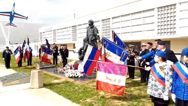 В Ле Бурже возложили венки к памятнику пилотам эскадрильи Нормандия-Неман - Sputnik Южная Осетия