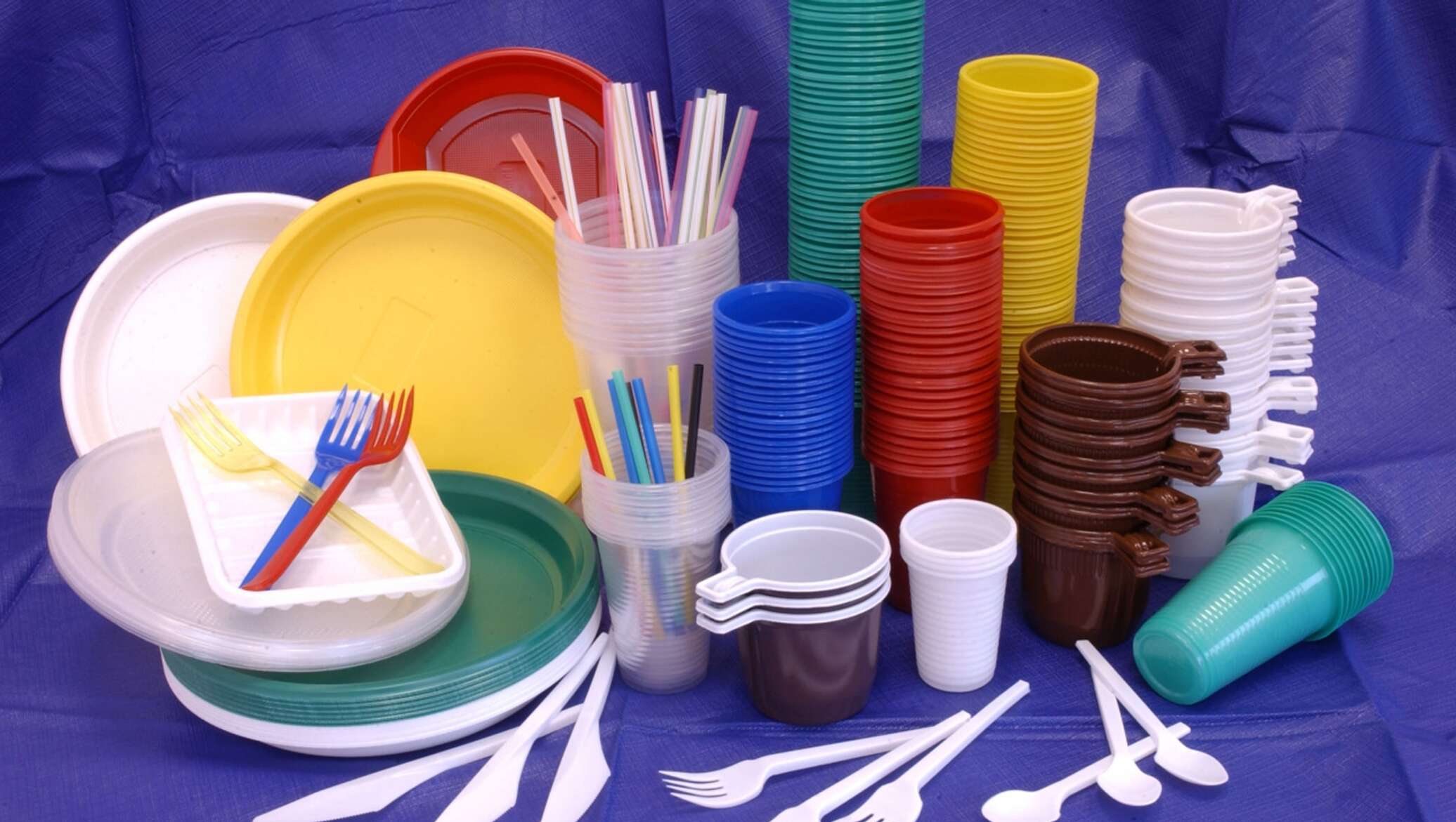 Магазин пластиковой посуды. Одноразовая посуда. Изделия из пластмассы. Пластмассовая посуда. Пластмассовая одноразовая посуда.