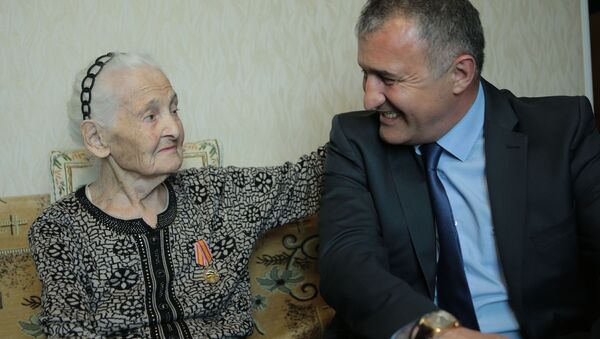 Президент Южной Осетии поздравил ветеранов с приближающимся праздником  - Sputnik Южная Осетия