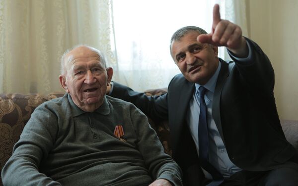 Президент Южной Осетии поздравил ветеранов с приближающимся праздником  - Sputnik Южная Осетия