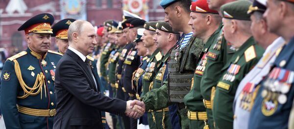 Президент РФ В. Путин и премьер-министр РФ Д. Медведев на военном параде в честь 74-й годовщины Победы в ВОВ Президент РФ В. Путин и премьер-министр РФ Д. Медведев на военном параде в честь 74-й годовщины Победы в ВОВ - Sputnik Южная Осетия