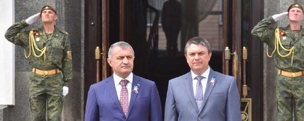 Анатолий Бибилов и Александр Пасечник на праздновании пятилетия ЛНР Анатолий Бибилов и Александр Пасечник на праздновании пятилетия ЛНР - Sputnik Южная Осетия