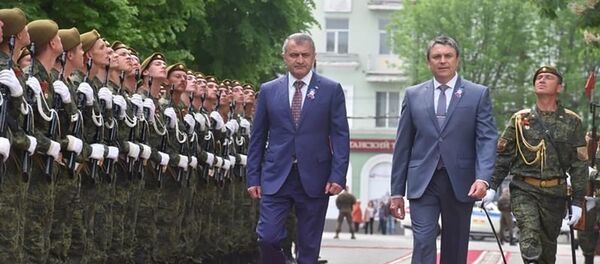 Анатолий Бибилов и Леонид Пасечник на праздновании пятилетия ЛНР Анатолий Бибилов и Леонид Пасечник на праздновании пятилетия ЛНР - Sputnik Южная Осетия