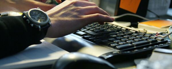 Мужчина работает за компьютером Мужчина работает за компьютером - Sputnik Южная Осетия