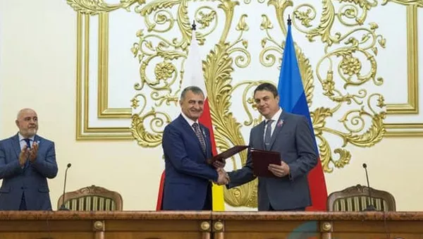 Глава Луганской Народной Республики Леонид Пасечник и президент Южной Осетии Анатолий Бибилов - Sputnik Южная Осетия