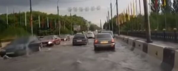 Сильный ливень прошел во Владикавказе Сильный ливень прошел во Владикавказе - Sputnik Южная Осетия