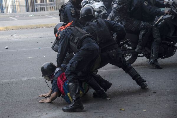 Столкновения протестующих с Национальной гвардией Венесуэлы в Альтамире, районе Каракаса - Sputnik Южная Осетия