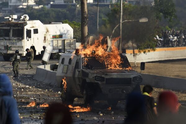 Столкновения протестующих с Национальной гвардией Венесуэлы в Альтамире, районе Каракаса - Sputnik Южная Осетия