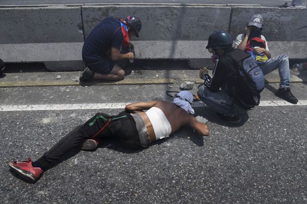 Протестующие во время столкновения с Национальной гвардией Венесуэлы в Альтамире, районе Каракаса - Sputnik Южная Осетия