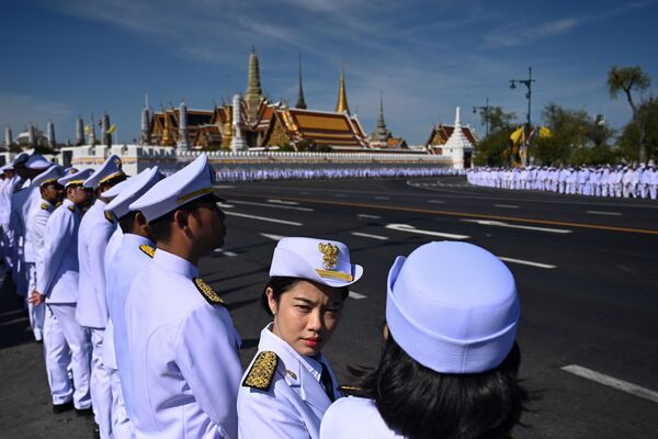 Служащие в ожидании прибытия короля Таиланда Маха Вачиралонгкорн на его коронацию в Бангкоке - Sputnik Южная Осетия
