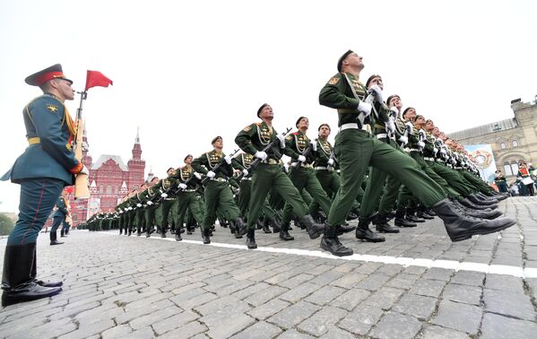 Военнослужащих парадных расчетов на военном параде, посвященном 74-й годовщине Победы в Великой Отечественной войне - Sputnik Южная Осетия