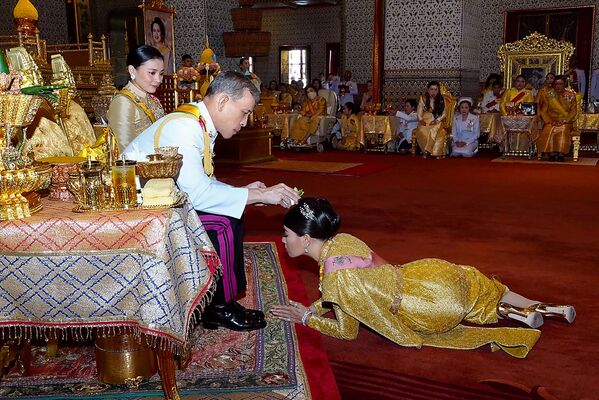 Король Таиланда Маха Вачиралонгкорн совершает миропомазание своей дочери принцессы Сириваннавари Нариратаны на своей коронацию в Бангкоке  - Sputnik Южная Осетия