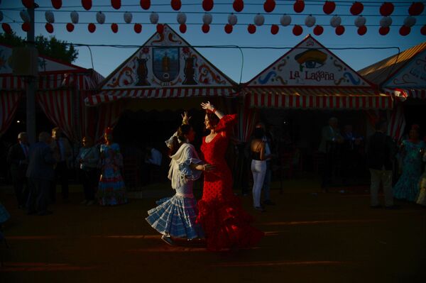 Женщины танцуют на традиционном апрельском фестивале в Севилье - Sputnik Южная Осетия