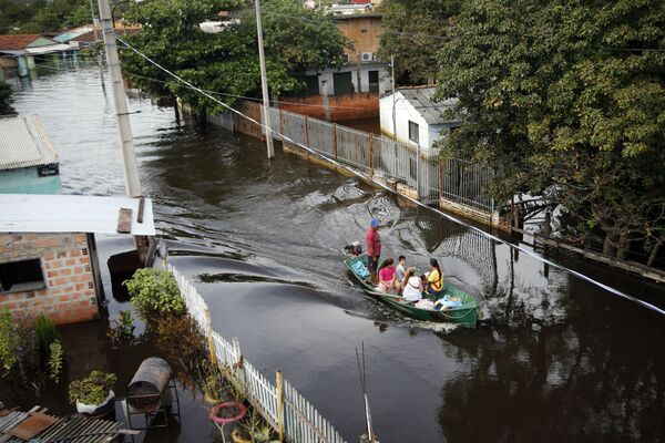 На затопленной в результате наводнения улице Асунсьона, Парагвай - Sputnik Южная Осетия