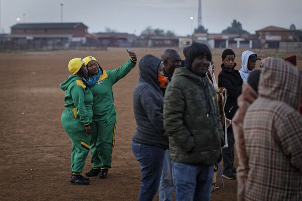 Сторонницы Африканского национального конгресса делают селфи в утренней очереди для участия в парламентских выборах ЮАР - Sputnik Южная Осетия