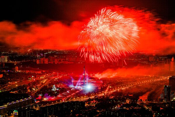Вид на праздничный салют в честь Дня Победы на Поклонной горе с башни Око в Москва-сити - Sputnik Южная Осетия