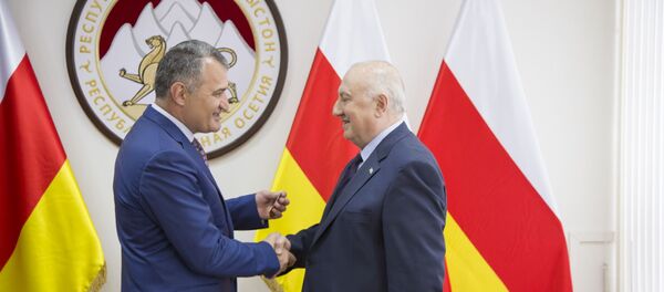 Президент Южной Осетии наградил Орденом Дружбы посла Абхазии в РФ  - Sputnik Южная Осетия