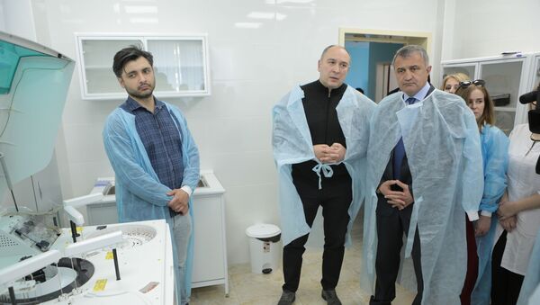 Президент Южной Осетии на инспекционной поездке по объектам здравоохранения  - Sputnik Южная Осетия