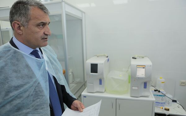 Президент Южной Осетии на инспекционной поездке по объектам здравоохранения  - Sputnik Южная Осетия