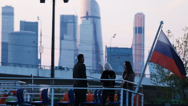 Люди на палубе теплохода во время прогулки по Москве-реке. На втором плане: небоскребы делового центра Москва-сити - Sputnik Южная Осетия