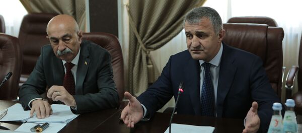 Президент РЮО Анатолий Бибилов принял участие в заседании югоосетино-российской демаркационной комиссии Президент РЮО Анатолий Бибилов принял участие в заседании югоосетино-российской демаркационной комиссии - Sputnik Южная Осетия