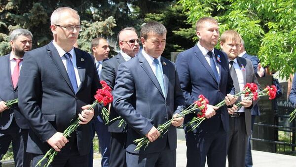 Возложение цветов к Мемориальному комплексу защитникам Отечества - Sputnik Южная Осетия