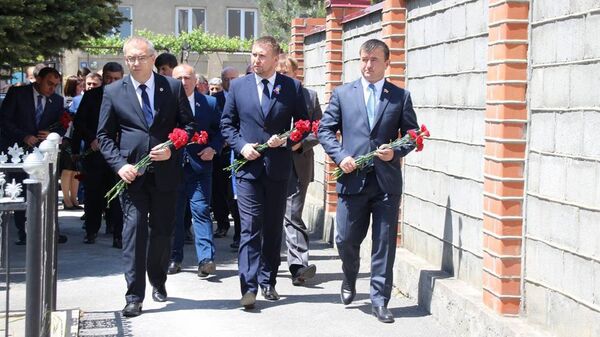 Парламентские делегации возложили цветы к мемориалу в Цхинвале - Sputnik Южная Осетия