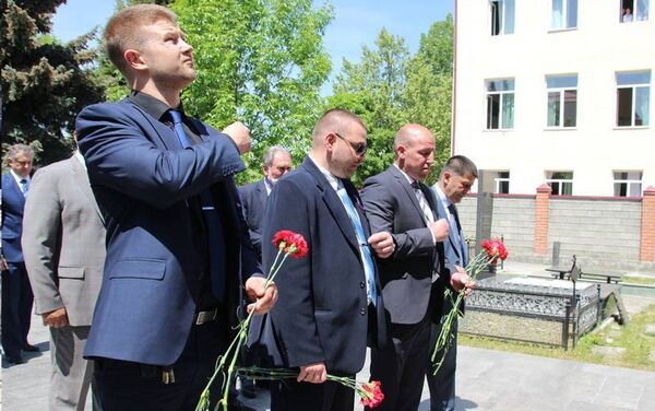 Возложение цветов к Мемориальному комплексу защитникам Отечества - Sputnik Южная Осетия
